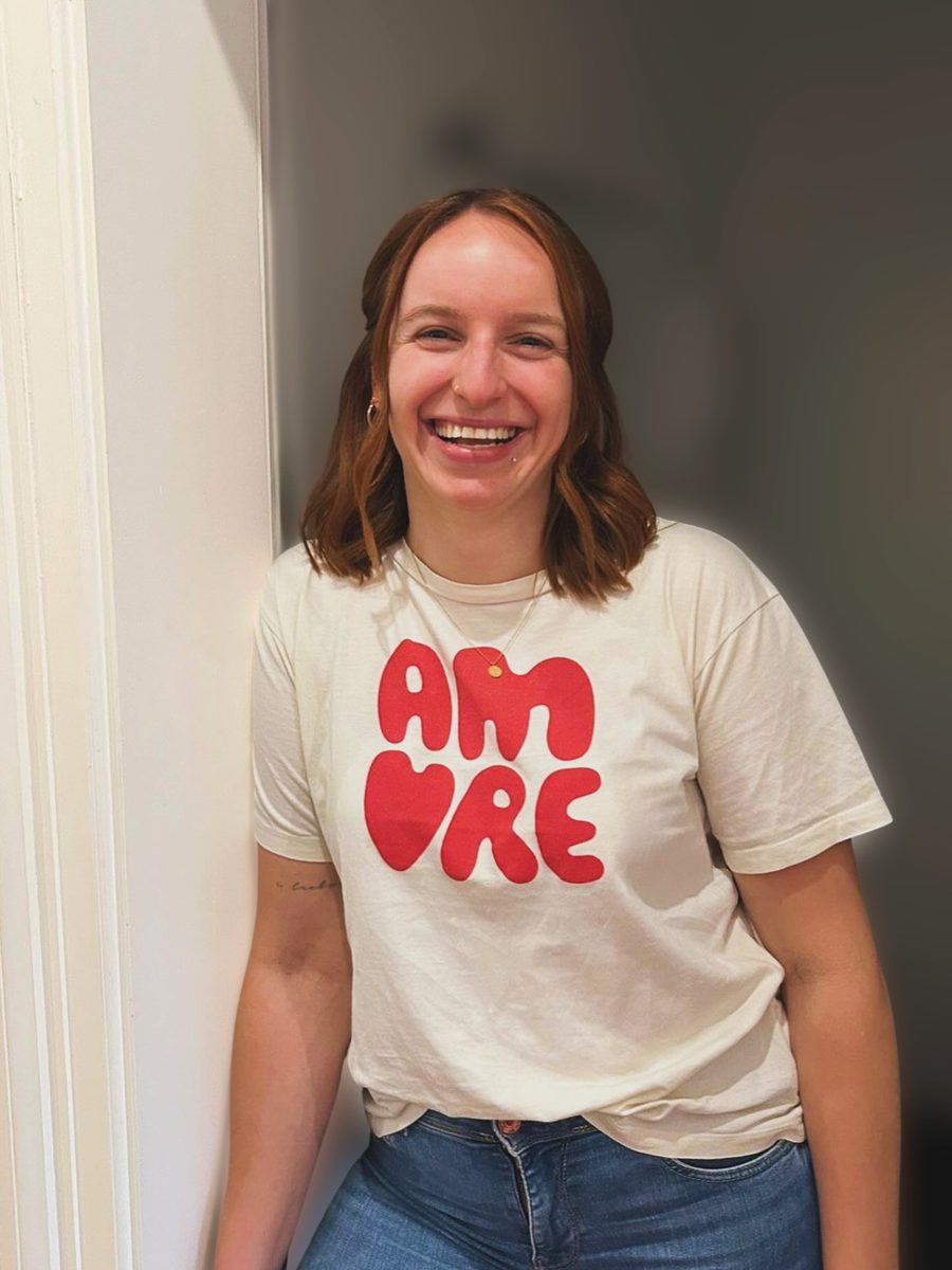 Michaela Kattner lacht herzlich in einem T-Shirt mit der Aufschrift „Amore“